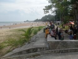 Libur Lebaran Picu Lonjakan Wisatawan, Pantai Manggar Segara Sari Dipadati Pengunjung